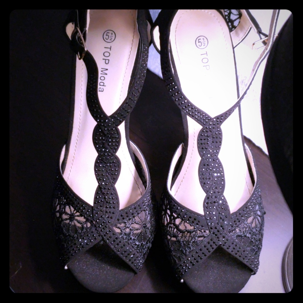 NWOT- 🔥HOTT! 🔥TOP Moda Laced Black Heels!